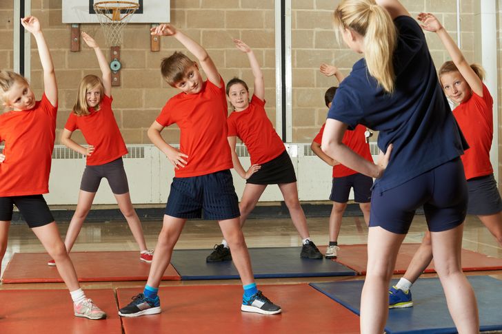 Kinder beim Sport in der Halle